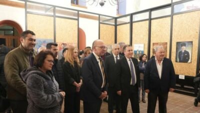 Turgutlu Belediyesi ev sahipliğinde düzenlenen "Üzüm Kızı" resim sergisi, eski