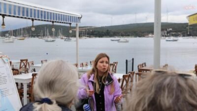 İzmir Rehberler Odası’na bağlı 45 kişilik profesyonel turist rehberi grubu,
