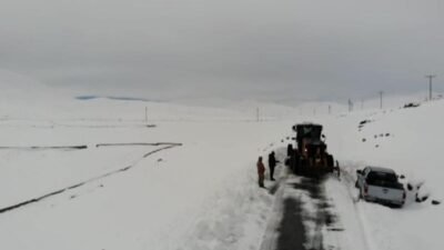 Iğdır’ın Tuzluca ilçesinin yüksek kesimlerinde etkili olan kar yağışı nedeniyle