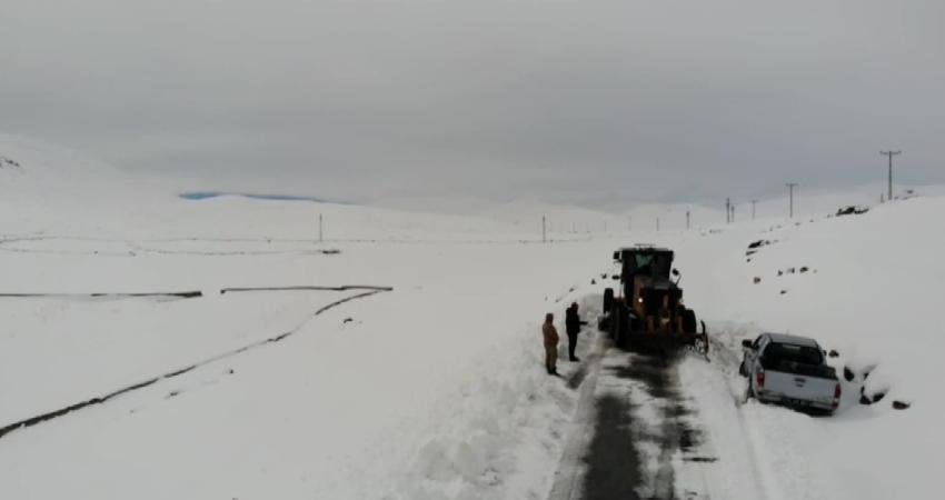 Iğdır’ın Tuzluca ilçesinin yüksek kesimlerinde etkili olan kar yağışı nedeniyle