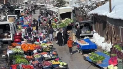 Van’ın İpekyolu ilçesindeki cuma pazarında esnaf ve yurttaşlar artan fiyatlara
