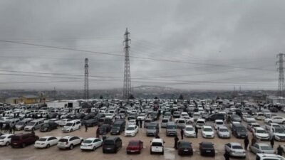 Van’ın Tuşba ilçesinde kurulan ikinci el açık oto pazarında alım satımın