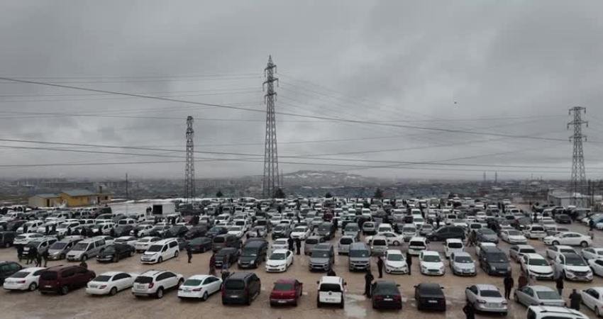 Van’ın Tuşba ilçesinde kurulan ikinci el açık oto pazarında alım satımın