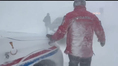 Kayseri İl Jandarma Komutanlığı, yoğun kar yağışı nedeniyle trafiğe kapatılan