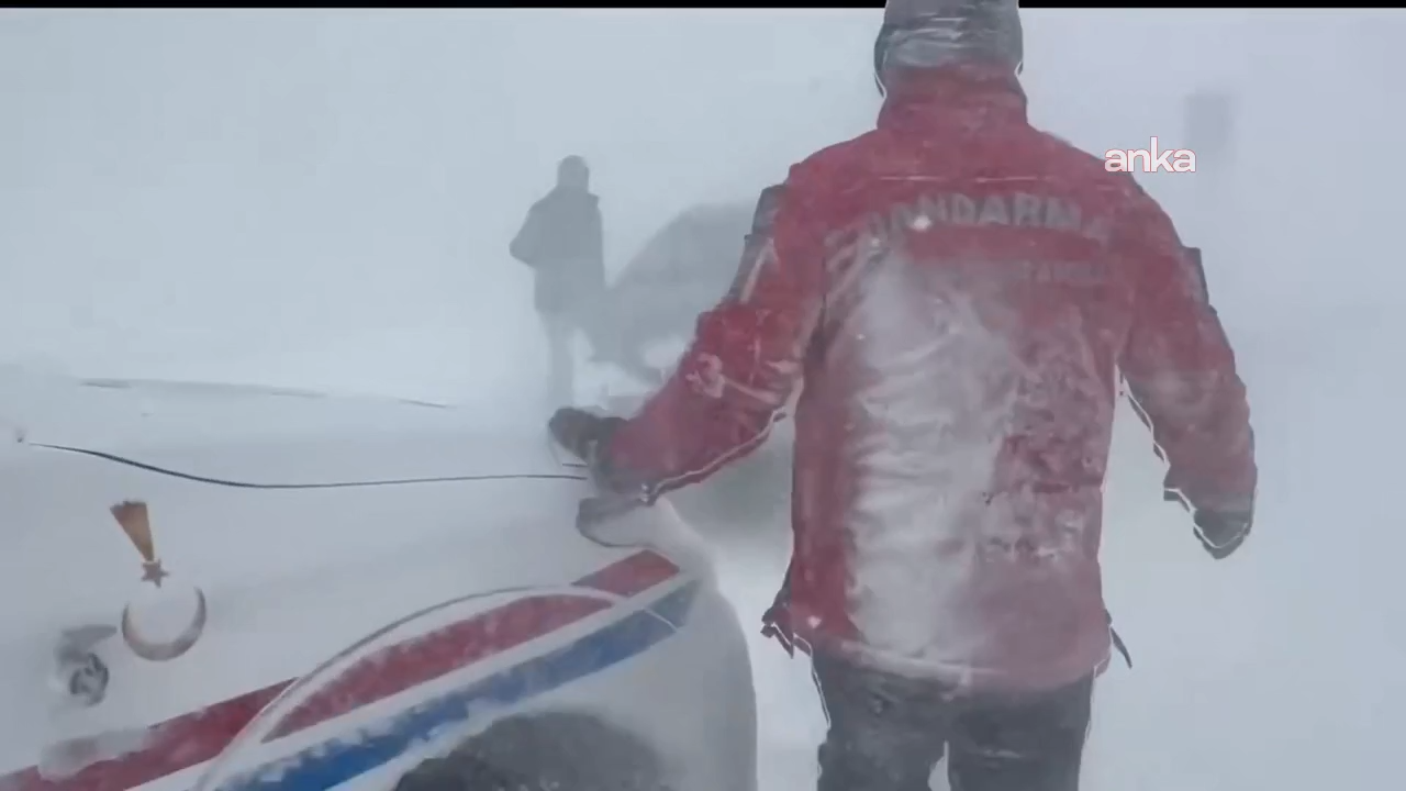 Kayseri İl Jandarma Komutanlığı, yoğun kar yağışı nedeniyle trafiğe kapatılan