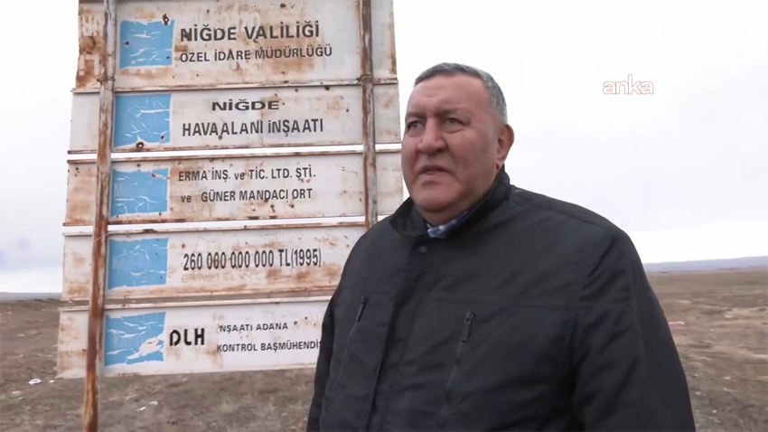 Temeli 1996 yılında atılan Niğde Havalimanı’nın inşaat alanında paslı bir