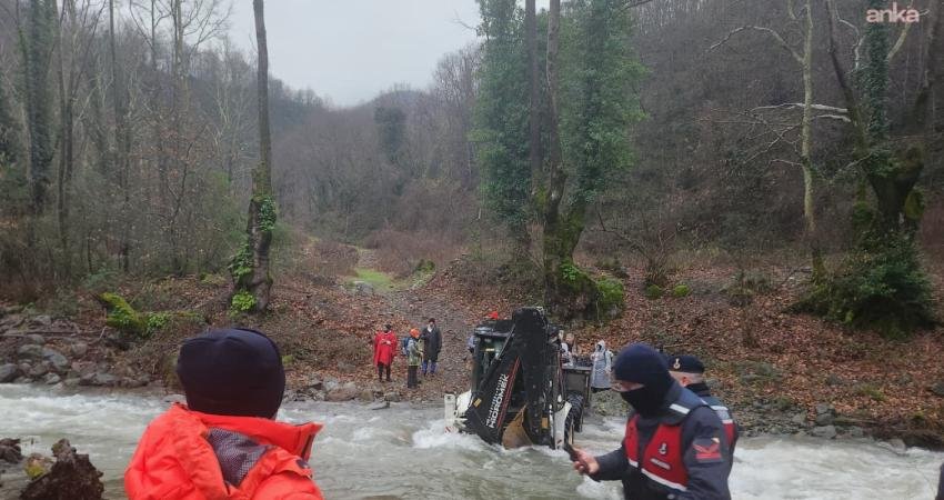 Yalova’nın Çınarcık ilçesinde ormanlık alanda mahsur kalan 19 kişi kurtarıldı Yalova’nın Çınarcık ilçesinde, dere suyunun debisinin yükselmesi nedeniyle ormanlık alanda