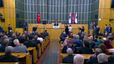 DEVA Partisi Genel Başkanı Ali Babacan, 200 liralık banknotu göstererek,