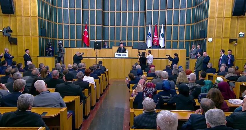 DEVA Partisi Genel Başkanı Ali Babacan, 200 liralık banknotu göstererek,