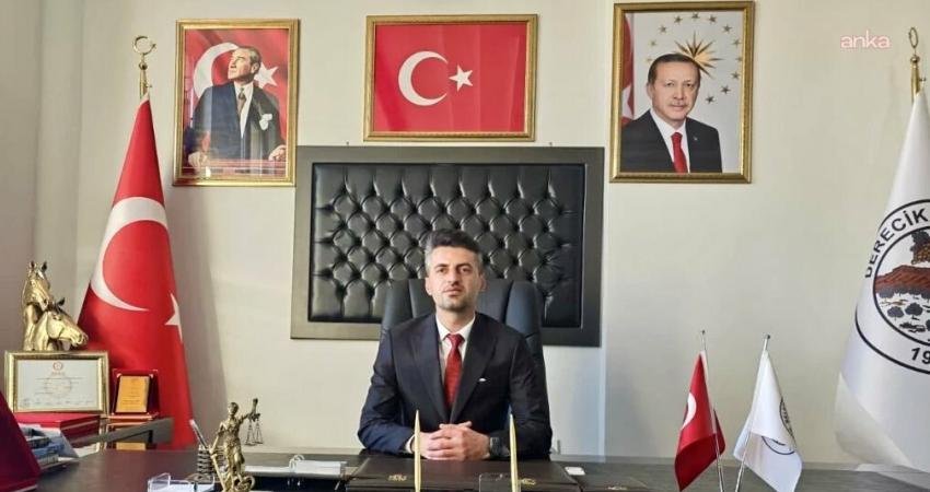 Yeniden Refah Partisi Meclis Üyesi Mesut Tekin, Derecik Belediye Başkanı olarak seçildi Yeniden Refah Partisi yaptığı açıklamada Hakkari Derecik Belediyesi Meclisi’nde yapılan