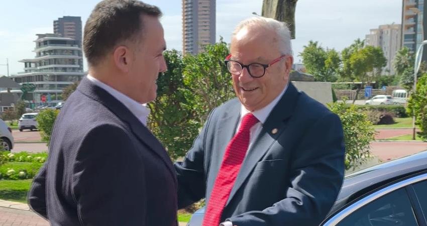 Yenişehir’de eczacılık mesleğinin dününe ve bugününe ışık tutuldu Yenişehir Belediyesi, kentin kültürel mirasını yaşatmak amacıyla düzenlediği Bellek Söyleşileri'nin