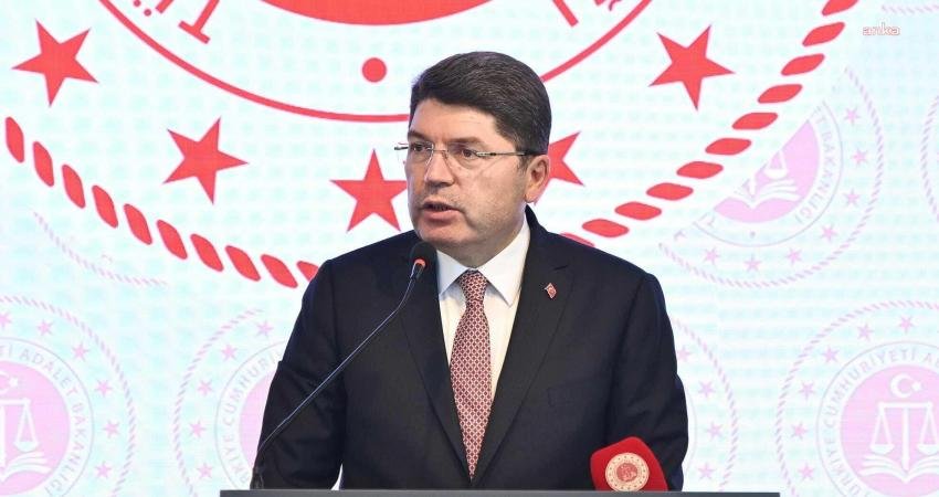 Adalet Bakanı Yılmaz Tunç, Antalya'da yolcu otobüsünün şarampole devrildiği kazaya