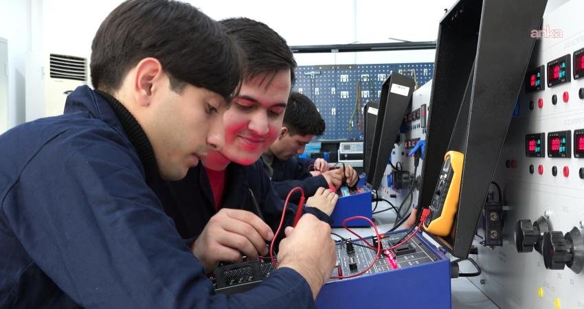 YÖK’ten uygulamalı eğitimde değişiklik: Uygulamalı eğitim en az bir dönem olacak Yükseköğretim Kurulu, üniversite öğrencilerinin mezun olmadan önce uygulamalı eğitimle iş