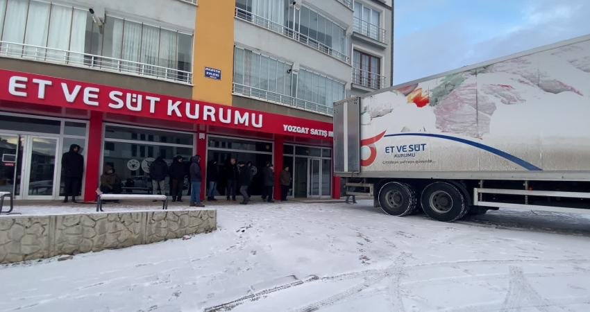 Yozgat’ta eksi 4 derecede ucuz et kuyruğu Yozgat’ta yüzlerce yurttaş Et ve Süt Kurumu (ESK) mağazası önünde
