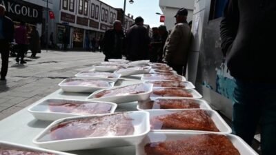 Yozgat’ta el kesimi kadayıf ustası 60 yaşındaki Rıza Ümit, baba