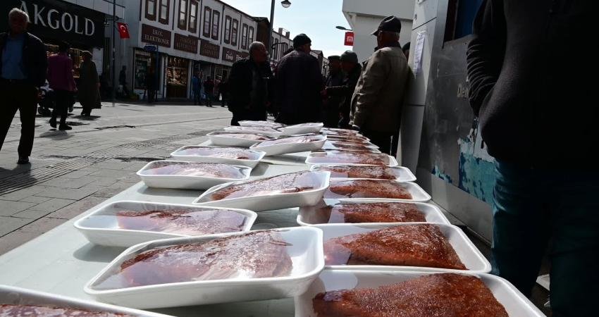 Yozgat’ta el kesimi kadayıf ustası 60 yaşındaki Rıza Ümit, baba