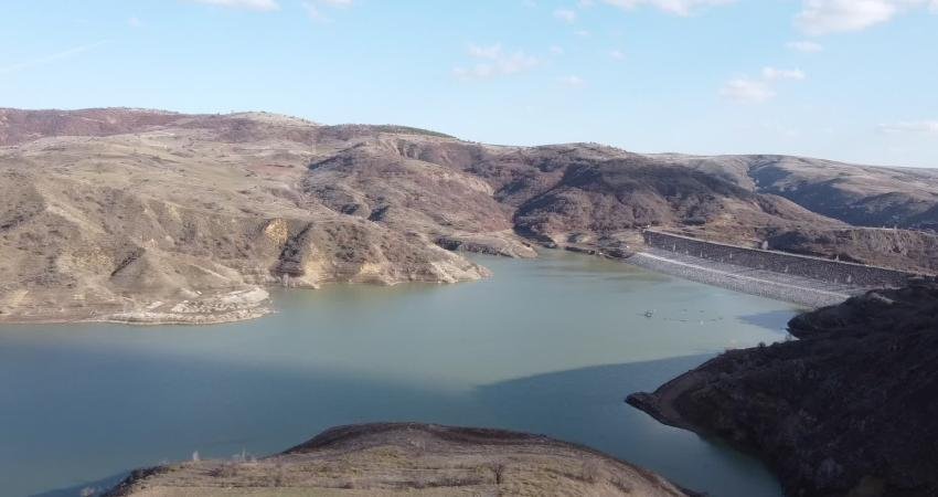 Yozgat’ta yağışlar baraj ve göletlerdeki suyu artırdı ancak Belediye Başkanı Arslan biraz daha tasarruf istedi Yozgat Belediye Başkanı Kazım Arslan, Musabeyli Cemil Çiçek Barajı'nda doluluk