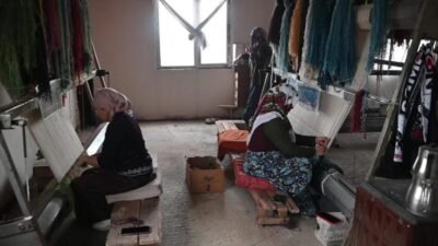Yozgat’ın Yenifakılı ilçesinde yaşamlarını sürdüren Kırgız Türkü kadınlar halılar dokuyup,