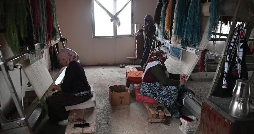 Yozgat’ın Yenifakılı ilçesinde yaşamlarını sürdüren Kırgız Türkü kadınlar halılar dokuyup,