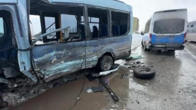 Hakkari’nin Yüksekova ilçesinde belediyeye ait halk otobüsü ile şehir içi