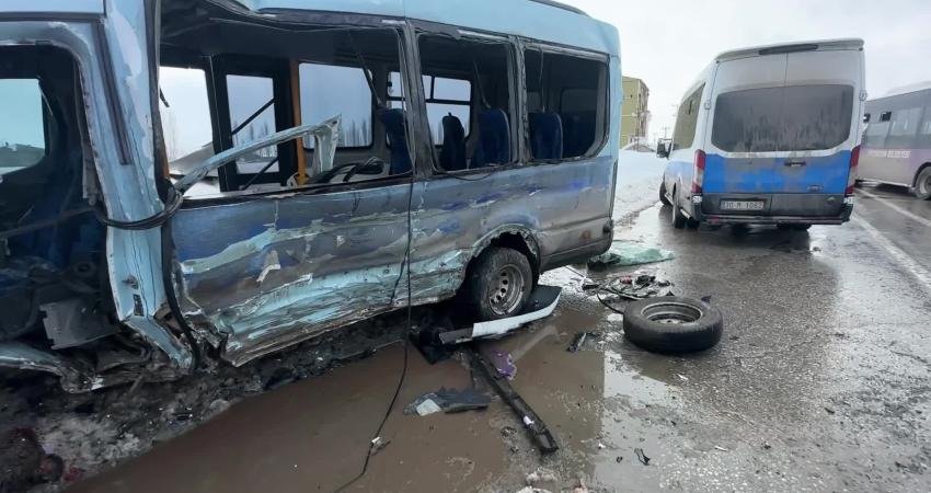 Hakkari’nin Yüksekova ilçesinde belediyeye ait halk otobüsü ile şehir içi