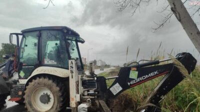 Yumurtalık Belediyesi ekipleri, kentte etkili olan yoğun yağışın yaşamı olumsuz