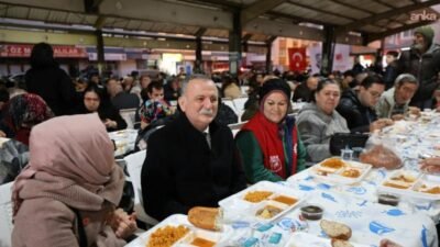 Yunusemre Belediye Başkanı Semih Balaban, Karaköy Pazar Yeri’nde düzenlenen iftar