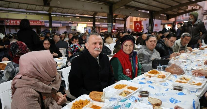 Yunusemre Belediye Başkanı Balaban, Karaköy’de vatandaşlarla iftar yaptı Yunusemre Belediye Başkanı Semih Balaban, Karaköy Pazar Yeri’nde düzenlenen iftar