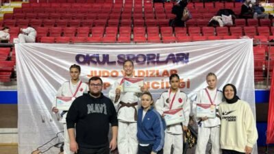 Yunusemre Belediyespor'un judocuları, Burdur'da düzenlenen Okul Sporları Yıldızlar Judo Grup