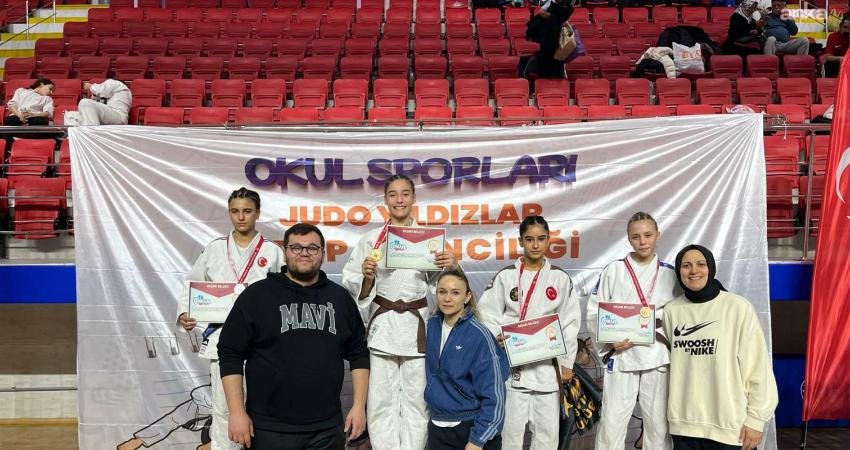Yunusemre Belediyespor'un judocuları, Burdur'da düzenlenen Okul Sporları Yıldızlar Judo Grup