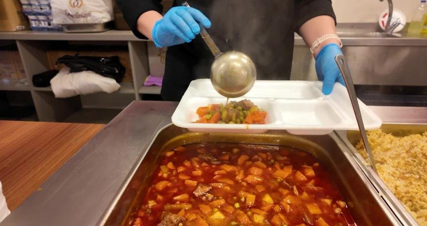 Yüreğir Belediye Başkanı Demirçalı: “Dervişler Kent Lokantamızda ramazan boyunca tüm vatandaşlarımıza ücretsiz iftar hizmeti sunacağız” Yüreğir Belediye Başkanı Ali Demirçalı, “Dervişler Kent Lokantamızda ramazan boyunca