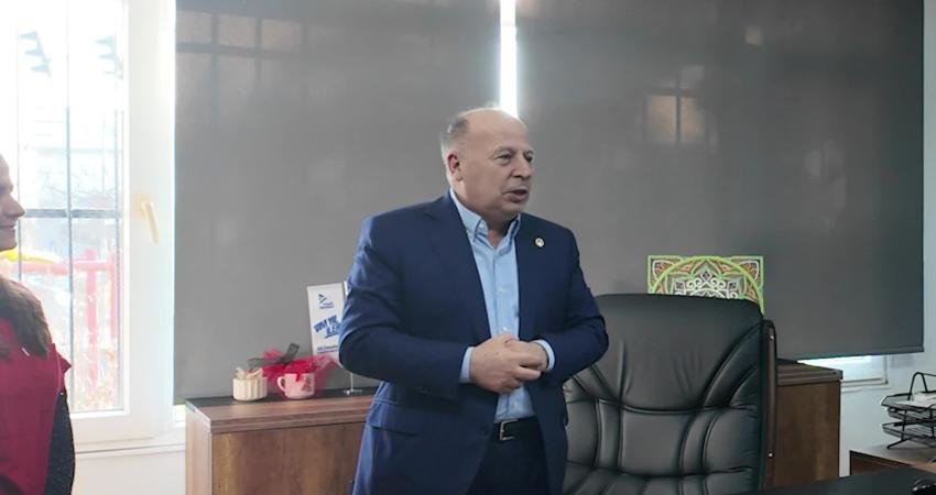 Yüreğir Belediye Başkanı Demirçalı’dan personele teşekkür Yüreğir Belediye Başkanı Ali Demirçalı, Sosyal Hizmetler Müdürlüğü’nü ziyaret ederek,