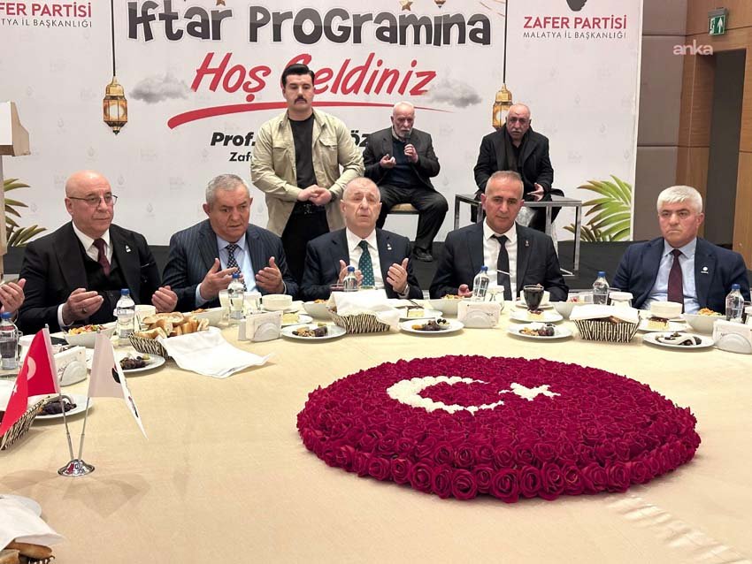 Ümit Özdağ: Eğer bu ülkede muhalifseniz, hükümeti eleştiriyorsanız size farklı yasalar uygulanıyor Ümit Özdağ, Zafer Partisi Malatya İl Teşkilatı’nın düzenlediği iftar programına