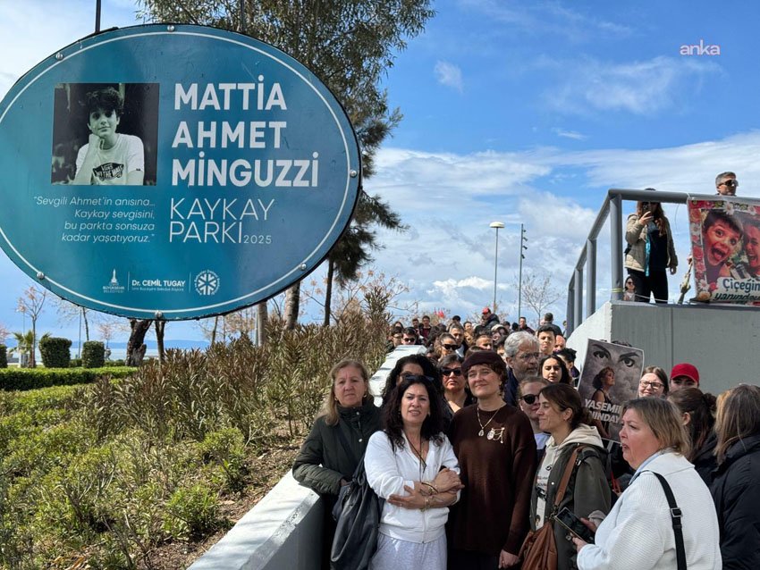 Mattia Ahmet Minguzzi’nin ailesi, oğullarının adı verilen kaykay parkında İzmirlilerle bir araya geldi İzmir Büyükşehir Belediyesi’nin Karşıyaka Bostanlı’daki kaykay parkına adını verdiği Mattia