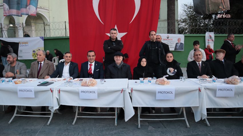 Zafer Partisi Genel Başkanı Özdağ: Türkiye’de yeni bir iktidar gerekiyor Zafer Partisi Genel Başkanı Ümit Özdağ, İzmir’de katıldığı iftar programında,