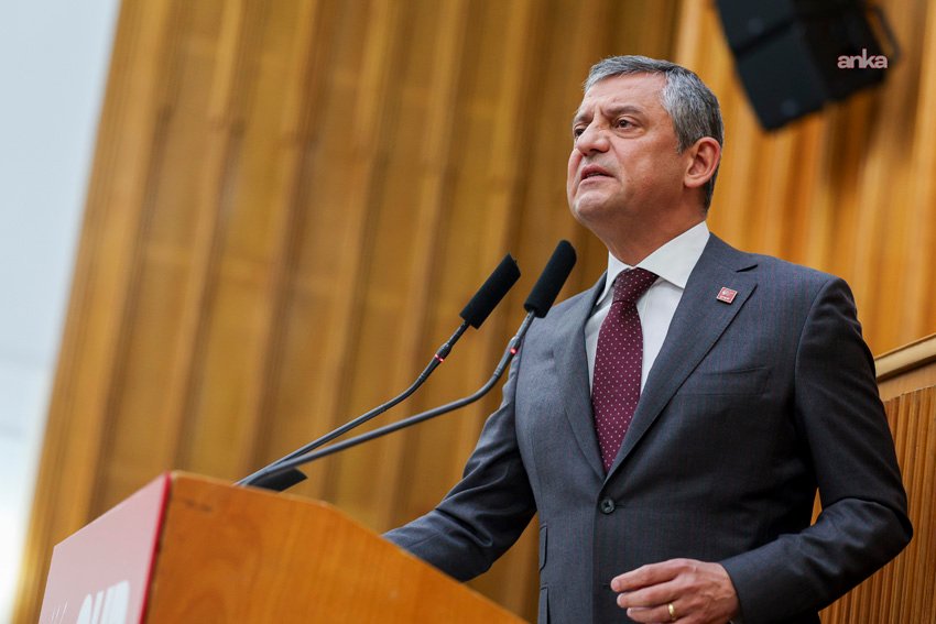 Özgür Özel: “Enflasyonla mücadelede samimiyseniz en doğru iş Eşel Mobil Sistemi’ni tekrar hayata geçirme ve bunu ÖTV’den karşılamaktır” CHP Genel Başkanı Özgür Özel, petrol fiyatlarındaki artışa dikkati çekerek, "Eğer enflasyonla