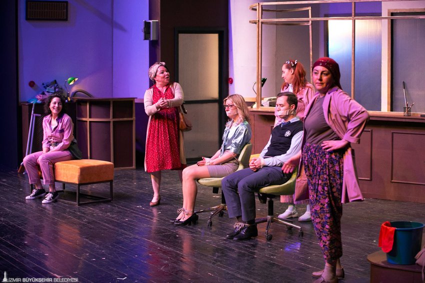İzmir Büyükşehir Belediyesi, Dünya Tiyatro Günü’nü iki sahnesinde ücretsiz oyunlarla kutladı İzmir Şehir Tiyatroları, 27 Mart Dünya Tiyatro Günü’nü ücretsiz olarak