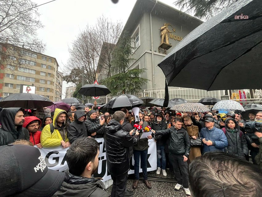 Tutuklu gazeteciler için Kadıköy’de eylem: Korkmuyoruz çünkü gerçeklerin gücüne ve halkın demokrasiye sahip çıkan iradesine inanıyoruz Basın meslek örgütleri ve sendikaların çağrısıyla Kadıköy'de düzenlenen protestoda, Merdan