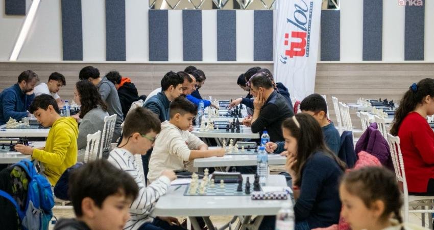 2’nci Geleneksel TÜLOV Vakfı Kuşadası Satranç Turnuvası başladı Kuşadası Belediyesi, Türkiye Tanıtım Araştırma Demokrasi ve Laiklik Oluşum Vakfı