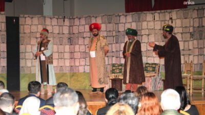 Yüreğir’de sahnelenen “Pir Sultan Abdal” oyununa tiyatroseverlerden yoğun ilgi Yüreğir Belediyesi’nin kültür ve sanat etkinlikleri kapsamında sahnelenen "Pir Sultan