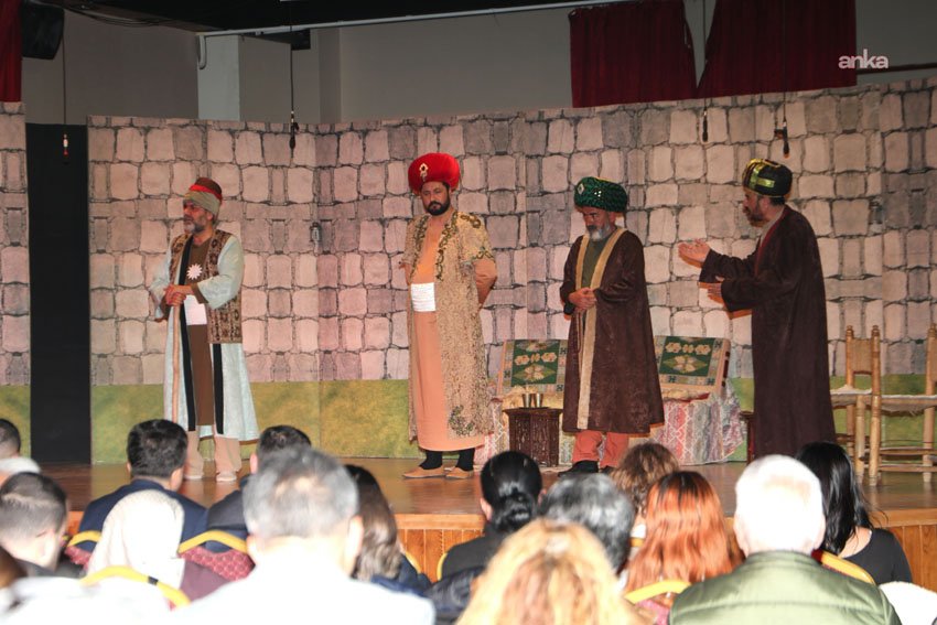 Yüreğir’de sahnelenen “Pir Sultan Abdal” oyununa tiyatroseverlerden yoğun ilgi Yüreğir Belediyesi’nin kültür ve sanat etkinlikleri kapsamında sahnelenen "Pir Sultan