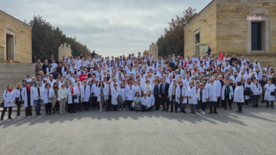 Ankara Tabip Odası üyeleri Anıtkabir’i ziyaret etti: “İnsan yaşamını her türlü çıkarın üzerinde tutmaya devam edeceğiz” Ankara Tabip Odası üyesi hekimler, 14 Mart Tıp Bayramı dolayısıyla