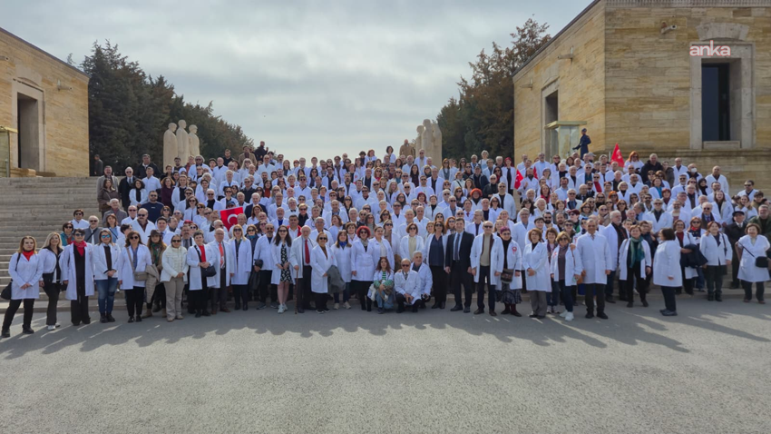 Ankara Tabip Odası üyeleri Anıtkabir’i ziyaret etti: “İnsan yaşamını her türlü çıkarın üzerinde tutmaya devam edeceğiz” Ankara Tabip Odası üyesi hekimler, 14 Mart Tıp Bayramı dolayısıyla