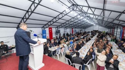 İzmir Büyükşehir Belediye Başkanı Cemil Tugay, Bergama’da kurulan iftar sofrasında