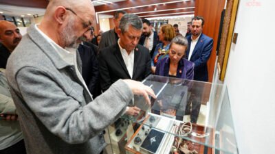 Özgür Özel, Manisa’da “Sarışın Bir Kurt: Mustafa Kemal Atatürk” sergisini ziyaret etti CHP Genel Başkanı Özgür Özel, Manisa Büyükşehir Belediyesi’nin ev sahipliğinde