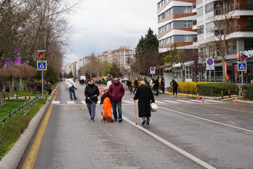 Eskişehir’de “Arabasız Pazar” uygulaması sürüyor Eskişehir Büyükşehir Belediyesi’nin (EBB) "2026 Eskişehir Yılı" etkinlikleri kapsamında hayata