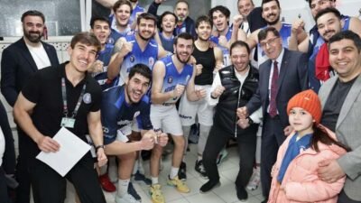 Kütahya Belediye Başkanı Kahveci, kentin takımına tribünden destek verdi Türkiye Basketbol Federasyonu (TBF) 2. Lig’de mücadele eden Kütahya Belediyespor,