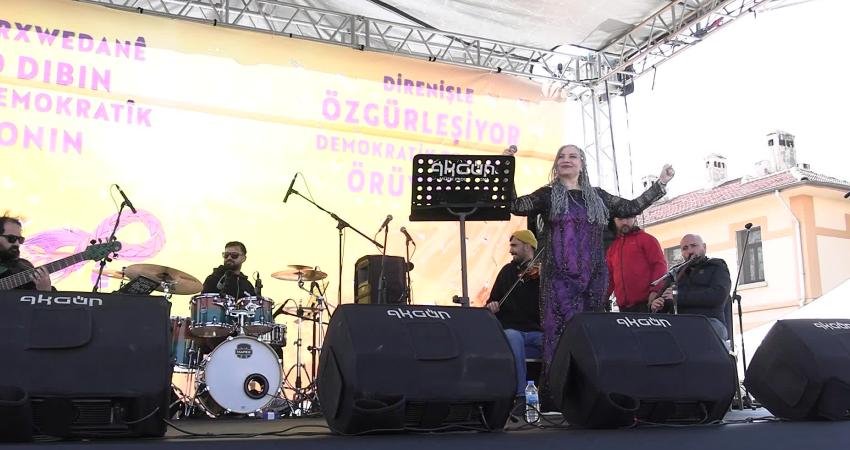 Diyarbakır’da 8 Mart Dünya Ekmekçi Kadınlar Günü dolayısıyla düzenlenen mitingde,