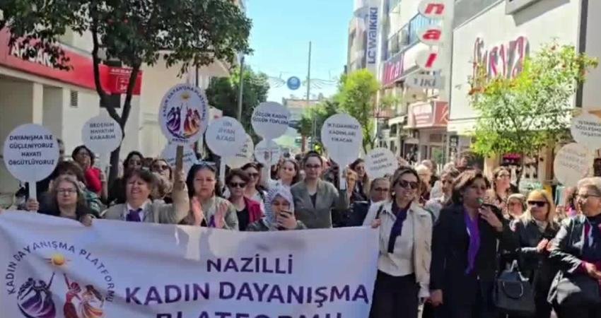 8 Mart Nazilli Kadın Dayanışma Platformu: “Laiklik olmadan eşitlik, eşitlik olmadan özgürlük olmaz” 8 Mart Nazilli Kadın Dayanışma Platformu, Nazilli Cumhuriyet Meydanı'nda düzenlediği