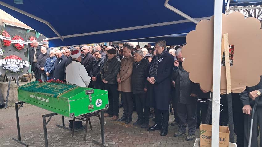 Eski CHP Artvin İl Başkanı Ahmet Biber’in cenazesi toprağa verildi Artvin'de dün vefat eden eski CHP Artvin İl Başkanı Ahmet Biber
